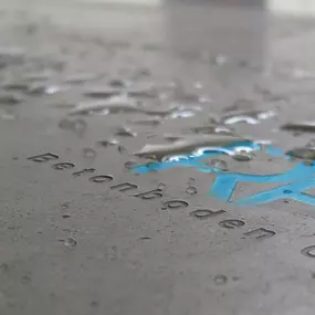Sie erwarten einen günstigen, langlebigen und glatten Betonboden für Ihr Bauprojekt? 
Wir bieten vollen Service für Ihre Halle, Tiefgarage, Industriehalle, Produktionshalle, Ihren Parkplatz, Ihr Lager oder Fahrsilo.

Sie suchen nach Experten, die Beton glätten, schleifen, versiegeln, polieren oder sanieren?
Setzen Sie auf unser bewährtes Verfahren mit Flügelglätter — aus einem Guss: die Verarbeitung von Industrie-Betonboden direkt nach dem Einbau. Wir bieten kosten-günstige, strapazierfähige und