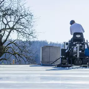 Sie erwarten einen günstigen, langlebigen und glatten Betonboden für Ihr Bauprojekt? 
Wir bieten vollen Service für Ihre Halle, Tiefgarage, Industriehalle, Produktionshalle, Ihren Parkplatz, Ihr Lager oder Fahrsilo.

Sie suchen nach Experten, die Beton glätten, schleifen, versiegeln, polieren oder sanieren?
Setzen Sie auf unser bewährtes Verfahren mit Flügelglätter — aus einem Guss: die Verarbeitung von Industrie-Betonboden direkt nach dem Einbau. Wir bieten kosten-günstige, strapazierfähige und