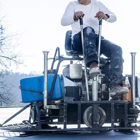 Sie erwarten einen günstigen, langlebigen und glatten Betonboden für Ihr Bauprojekt? 
Wir bieten vollen Service für Ihre Halle, Tiefgarage, Industriehalle, Produktionshalle, Ihren Parkplatz, Ihr Lager oder Fahrsilo.

Sie suchen nach Experten, die Beton glätten, schleifen, versiegeln, polieren oder sanieren?
Setzen Sie auf unser bewährtes Verfahren mit Flügelglätter — aus einem Guss: die Verarbeitung von Industrie-Betonboden direkt nach dem Einbau. Wir bieten kosten-günstige, strapazierfähige und