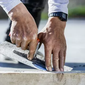 Sie erwarten einen günstigen, langlebigen und glatten Betonboden für Ihr Bauprojekt? 
Wir bieten vollen Service für Ihre Halle, Tiefgarage, Industriehalle, Produktionshalle, Ihren Parkplatz, Ihr Lager oder Fahrsilo.

Sie suchen nach Experten, die Beton glätten, schleifen, versiegeln, polieren oder sanieren?
Setzen Sie auf unser bewährtes Verfahren mit Flügelglätter — aus einem Guss: die Verarbeitung von Industrie-Betonboden direkt nach dem Einbau. Wir bieten kosten-günstige, strapazierfähige und