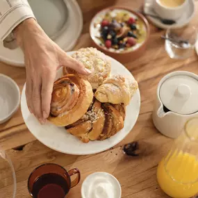 Morgengold bringt frische Brötchen direkt an die Haustür – in zahlreichen Städten und Regionen in Deutschland und Österreich. Ob werktags, an Sonntagen oder an Feiertagen, unser zuverlässiger Brötchenlieferservice sorgt für ein entspanntes Frühstück mit ofenfrischen Backwaren aus regionalen Handwerksbäckereien.