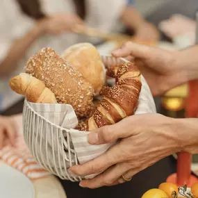 Morgengold bringt frische Brötchen direkt an die Haustür – in zahlreichen Städten und Regionen in Deutschland und Österreich. Ob werktags, an Sonntagen oder an Feiertagen, unser zuverlässiger Brötchenlieferservice sorgt für ein entspanntes Frühstück mit ofenfrischen Backwaren aus regionalen Handwerksbäckereien.