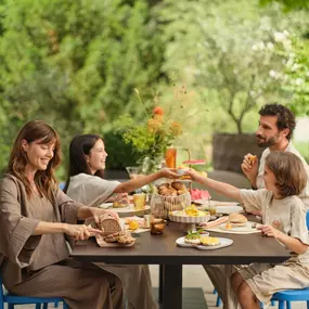 Morgengold bringt frische Brötchen direkt an die Haustür – in zahlreichen Städten und Regionen in Deutschland und Österreich. Ob werktags, an Sonntagen oder an Feiertagen, unser zuverlässiger Brötchenlieferservice sorgt für ein entspanntes Frühstück mit ofenfrischen Backwaren aus regionalen Handwerksbäckereien.
