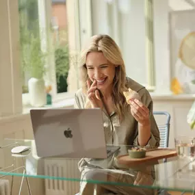 Morgengold bringt frische Brötchen direkt an die Haustür – in zahlreichen Städten und Regionen in Deutschland und Österreich. Ob werktags, an Sonntagen oder an Feiertagen, unser zuverlässiger Brötchenlieferservice sorgt für ein entspanntes Frühstück mit ofenfrischen Backwaren aus regionalen Handwerksbäckereien.