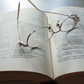 Brille auf Buch | Übersetzungsbüro für beglaubigte Fachübersetzungen | TetraLingua , Inh. Diplom-Übersetzerin Tanja Tilch | München Giesing