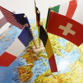 Flaggen auf Globus | Übersetzungsbüro für beglaubigte Fachübersetzungen | TetraLingua , Inh. Diplom-Übersetzerin Tanja Tilch | München Giesing