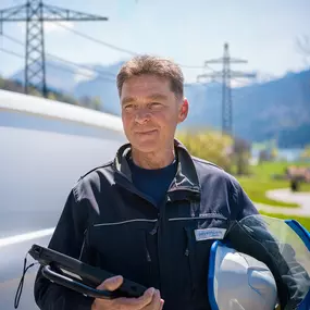 Unser Kollege Thomas ist Techniker und mit seinen Kolleginnen und Kollegen rund um die Uhr im Einsatz für unsere Energieinfrastruktur und die Energiewende.