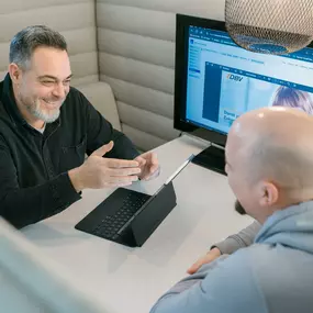 Beratungsgespräch - AXA Versicherung Daniel Martin in Netphen - Kfz-Versicherung in Netphen