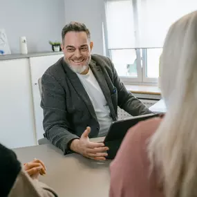 Beratungsgespräch - AXA Versicherung Daniel Martin in Netphen - Kfz-Versicherung in Netphen