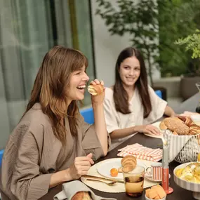 Morgengold bringt frische Brötchen direkt an die Haustür – in zahlreichen Städten und Regionen in Deutschland und Österreich. Ob werktags, an Sonntagen oder an Feiertagen, unser zuverlässiger Brötchenlieferservice sorgt für ein entspanntes Frühstück mit ofenfrischen Backwaren aus regionalen Handwerksbäckereien.