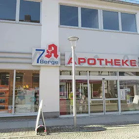 Aussenansicht der 7 Berge-Apotheke