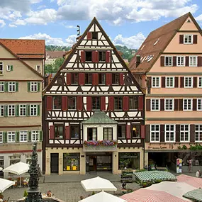 Aussenansicht der Dr. Linz'sche Apotheke am Marktbrunnen