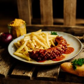 Unsere Currywurst mit leckerer fruchtig-scharfer Soße