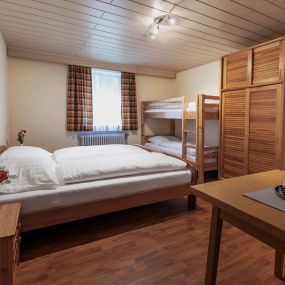 4-Bett-Zimmer mit Bad