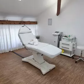 hairfree Lounge Traunstein Behandlngsliege im Raum
