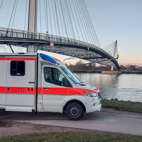 Rettungswagen der Johanniter vor der Kulisse der Rheinbrücke zwischen Kehl und Straßburg.