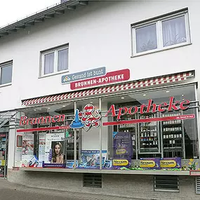 Aussenansicht der BRUNNEN-APOTHEKE ROSBACH