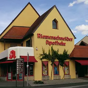 Aussenansicht der Riemenschneider-Apotheke