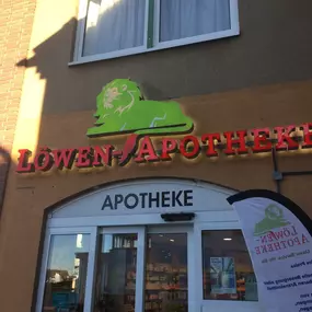 Aussenansicht der Löwen-Apotheke Leegebruch