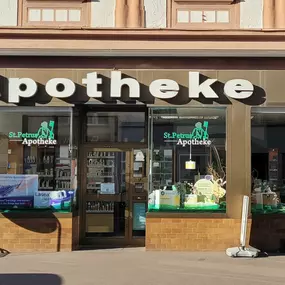 Aussenansicht der St. Petrus-Apotheke