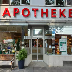 Aussenansicht der Apotheke am Nikolaus-Knopp-Platz