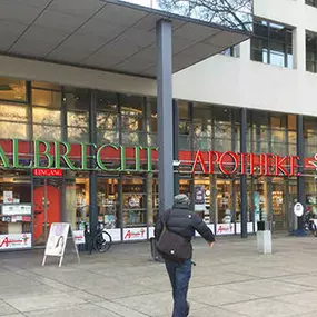 Aussenansicht der Albrecht-Apotheke Steglitz