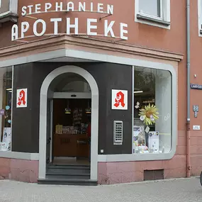 Aussenansicht der Stephanien-Apotheke