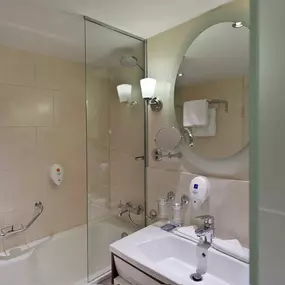 Suite bathroom