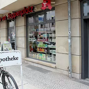 Aussenansicht der Apotheke am Koppenplatz