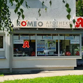 Aussenansicht der ROMEO APOTHEKE TAPACHSTRASSE