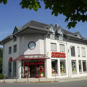 Aussenansicht der Apotheke Oberland