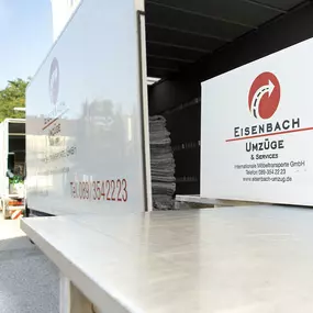 Hebebuehne mit Karton - Umzug | Eisenbach Umzüge & Services  Internationale Möbeltransporte GmbH