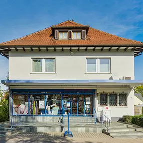 Aussenansicht der Kur-Apotheke am Bahnhof