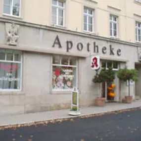 Aussenansicht der Apotheke am Solbrigplatz OHG