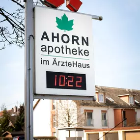 Aussenansicht der Ahorn Apotheke im Ärztehaus