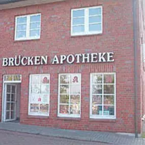 Aussenansicht der Brücken-Apotheke Elsbeth Bolle