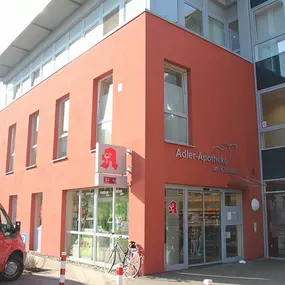 Aussenansicht der Adler-Apotheke am Klinikum