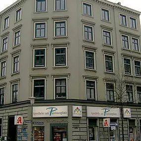 Aussenansicht der Apotheke am Paulinenplatz