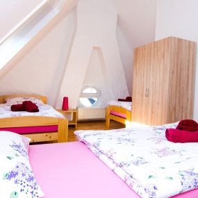 Das Dreibettzimmer in der Pension Graf Zeppelin in Kornwestheim.
Pension, Handwerker, Übernachtungen, Pension Kornwestheim, Übernachtungen Kornwestheim, pension zimmer, pension mit wlan, übernachtung mit frühstück, hotel kornwestheim, hotel mit frühstück, unterkunft für handwerker, unterkunft kornwestheim, unterkunft in kornwestheim, pension buchen, pension zimmer buchen, unterkunft buchen, unterkunft buchen kornwestheim, hotel buchen kornwestheim, pension mit frühstück, billige pension