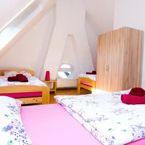 Das Dreibettzimmer in der Pension Graf Zeppelin in Kornwestheim.
Pension, Handwerker, Übernachtungen, Pension Kornwestheim, Übernachtungen Kornwestheim, pension zimmer, pension mit wlan, übernachtung mit frühstück, hotel kornwestheim, hotel mit frühstück, unterkunft für handwerker, unterkunft kornwestheim, unterkunft in kornwestheim, pension buchen, pension zimmer buchen, unterkunft buchen, unterkunft buchen kornwestheim, hotel buchen kornwestheim, pension mit frühstück, billige pension