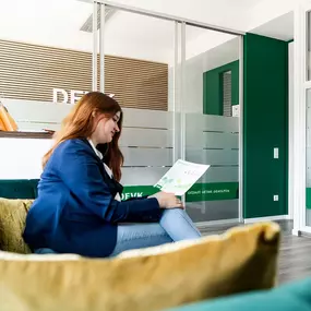 DEVK Versicherung Sven Möllers in Rheine: Couch im Wartebereich