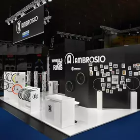 Moderner, Schwarzer Messestand von Rappenglitz Messebau, Mietmöbel & Markenbau