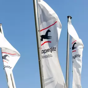 Weiße Fahnen mit Rappenglitz Logo darauf