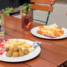 Augustiner Biergarten Stuttgart | Direkt am Kurpark Bad Cannstatt
Essen gehen mit Kindern in Stuttgart. Ist bei uns kein Problem. Mit unseren Spiel- und Actionbereich, wird es den kleinen Gästen nicht langweilig. Auf unserer Speisekarte im Bereich Kinderkarte, finde Sie bereits unsere Vorschläge. Zur Abkühlung empfehlen wir, natürlich neben einem Eis, unseren hausgemachten Eistee oder auch Holunder-Schorle.