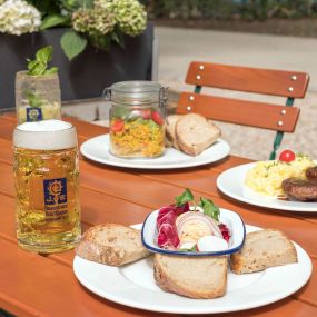 Augustiner Biergarten Stuttgart | Direkt am Kurpark Bad Cannstatt
Für den kleinen Hunger gibt es auch unsere Brotzeit mit einem kühlen Augustiner Bier oder auch erfrischender Holunderschorle