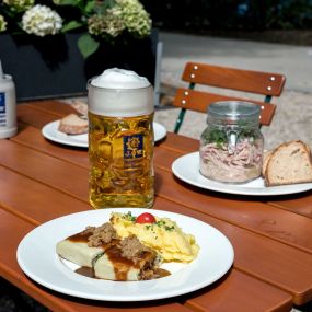 Augustiner Biergarten Stuttgart | Direkt am Kurpark Bad Cannstatt
Natürlich gibt es für ihr Mittagessen oder Abendessen auch typisch schwäbische Gerichte, da dürfen die Maultaschen mit Kartoffelsalat oder auch unser Wurstsalat im Glas nicht fehlen.