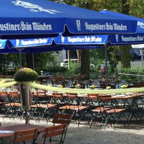 Augustiner Biergarten Stuttgart | Direkt am Kurpark Bad Cannstatt
Unser Biergarten ist auch eine tolle Eventlocation im Sommer! Ob Sommerfeste für Unternehmen, Vereine oder auch Familien, Businessevents oder auch als Hochzeitslocation, in einem separaten Bereich lässt es sich unter unseren großen Birken gut feiern.