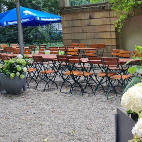 Augustiner Biergarten Stuttgart | Direkt am Kurpark Bad Cannstatt
Ob als Familie, Vereinsgruppe, Firmenfeier oder Freundeskreis - in unserem Biergarten finden Sie viel Platz um die Sommerabende ausklingen zu lassen.