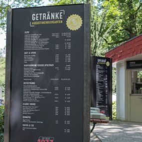 Augustiner Biergarten Stuttgart | Direkt am Kurpark Bad Cannstatt
Typisch für einen bayrischen Biergarten, gibt es auch hier alles in Selbstbedienung. Wir verwöhnen Sie gerne mit unseren schwäbischen-bayrischen Spezialitäten.