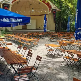 Augustiner Biergarten Stuttgart | Direkt am Kurpark Bad Cannstatt
Unser Biergarten Stuttgart, liegt direkt hinterm Kursaal Bad Cannstatt. Hier verweilten einst Königinnen und Könige. König Wilhelm I. von Württemberg ließ die besondere Konzertmuschel bauen, die heute Platz und Raum für Musik und Theater in Stuttgart bietet.